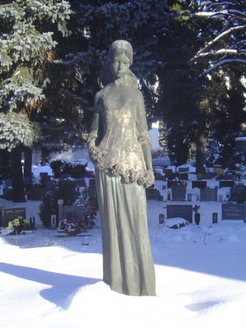 004 Kostel Nejsvětější Trojice - socha v urnovém háji, leden 2006