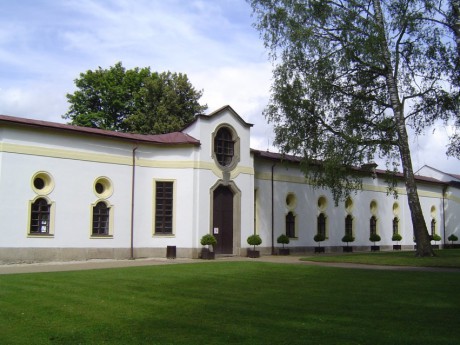 004 Čtvrté nádvoří - bývalé konírny a stáje šlechtické akademie, srpen 2005