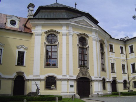 005 Druhé nádvoří - průčelí prelatury, srpen 2005