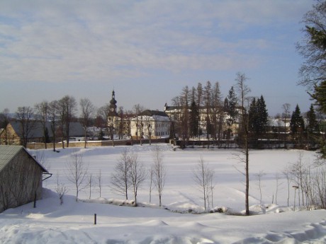 006 Pohled na areál zámku od Zelené hory, únor 2006