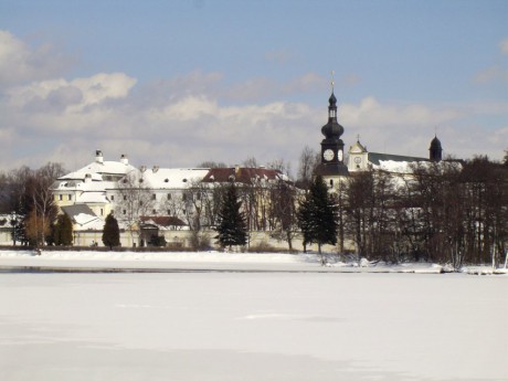 007 Zámek od Bránského rybníku, březen 2005