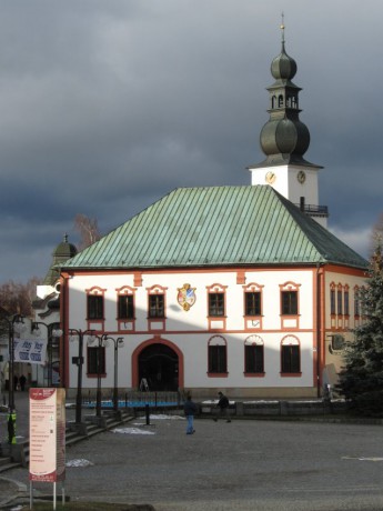 005 Stará radnice s věží kostela sv. Prokopa, prosinec 2011
