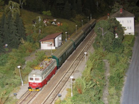 003 Plecháč 242.229-5 v zastávce Hamry nad Sázavou