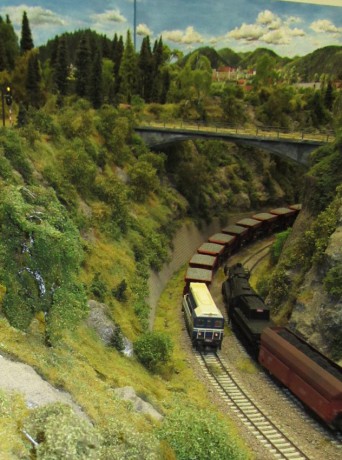 021 Hektor v oblouku pod mostem u Rozštípené skály